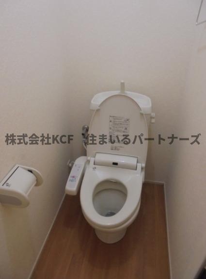 トイレ　落ち着いた色調のトイレです