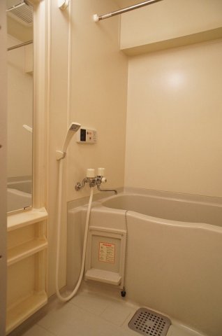 バス・シャワールーム　コンパクトで使いやすいお風呂です