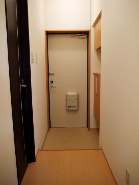 玄関　玄関：明るい廊下です。