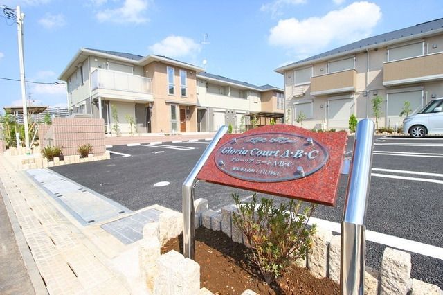 駐車場　広い敷地への入口部分です