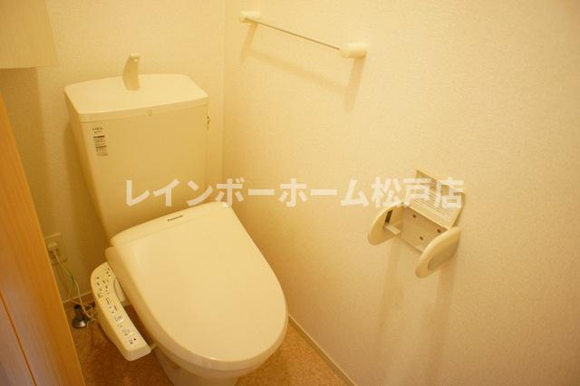 トイレ　落ち着いた色調のトイレです