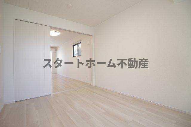 その他部屋・スペース　落ち着いた色調の寝室です