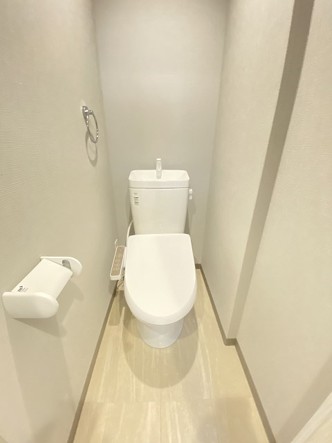トイレ　落ち着いた色調のトイレです