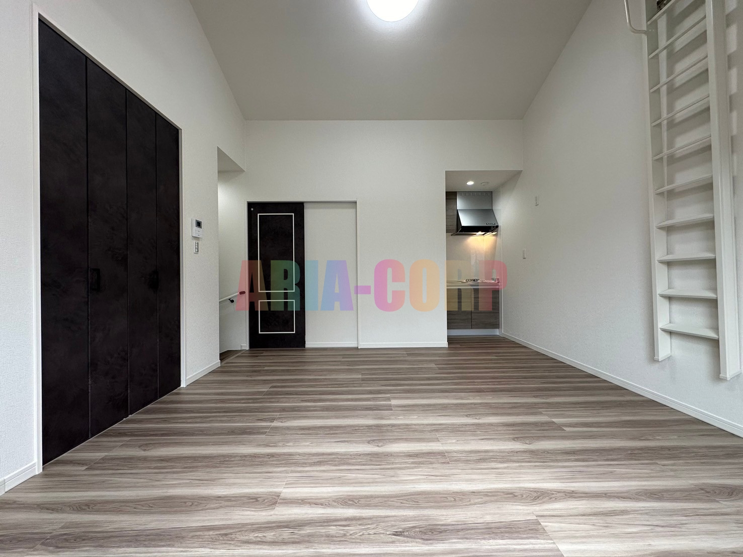 居室・リビング　LDK15帖◎白基調の明るいお部屋です♪