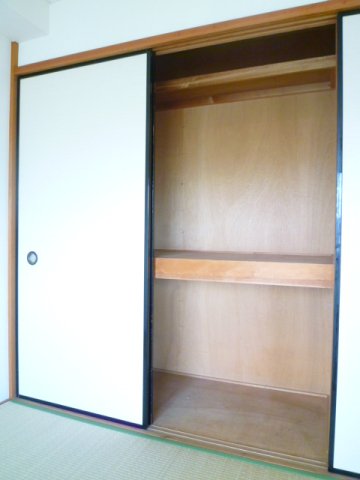 収納　和室6帖は押入付きです♪