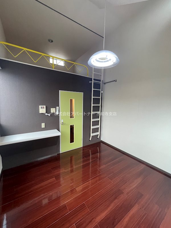 居室・リビング　角部屋です！窓付きで明るいです！