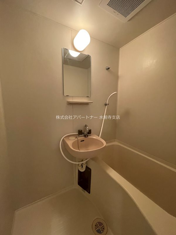 バス・シャワールーム　洗面台付きで便利です！