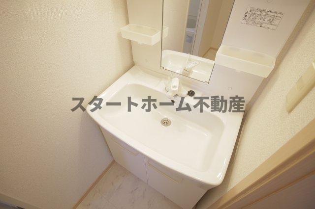 洗面設備　ゆったりとスペースのある洗面所