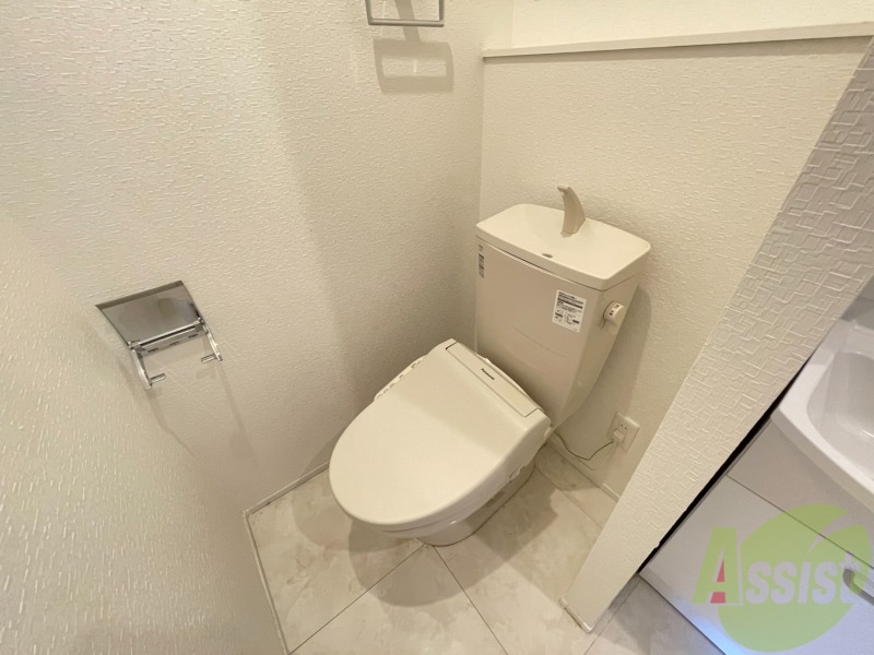トイレ　トイレはシャワー付きトイレでタオルハンガーが付いてます