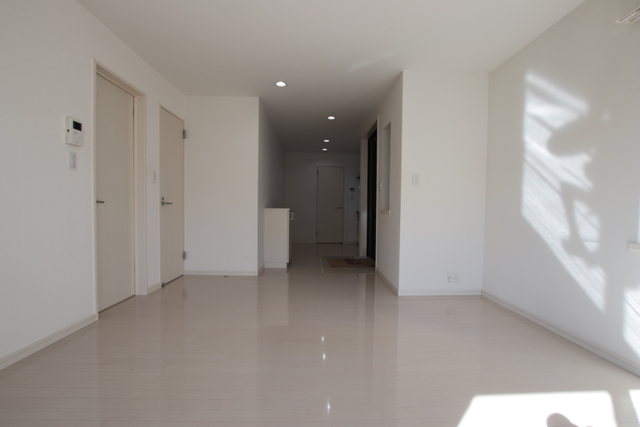 居室・リビング　白を基調としたお部屋です