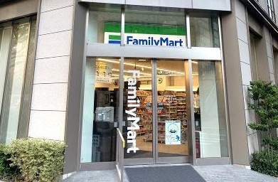 コンビニ　ファミリーマート赤坂グリーンクロス店（コンビニ）まで244m