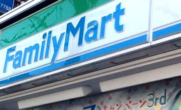 コンビニ　ファミリーマート（コンビニ）まで140m