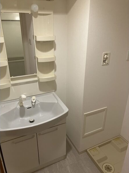 洗面設備　※写真は同じマンションの違う部屋のものになります。