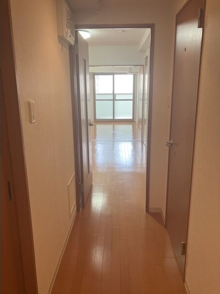 玄関　※写真は同じマンションの違う部屋のものになります。