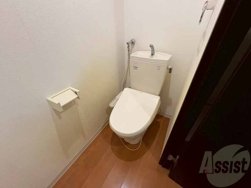 トイレ　ウォシュレット機能がついたトイレです。安心して使用できます。