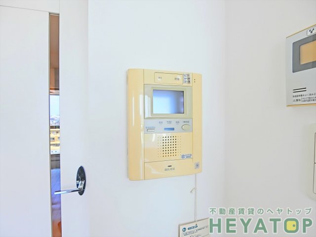 セキュリティ　モニター付きドアホンで安心確認（同仕様写真）