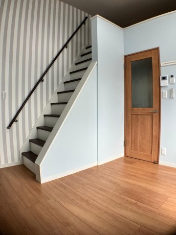 居室・リビング　アクセントクロスが映えたお部屋です