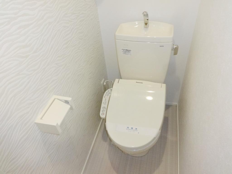 トイレ　冬場の強い味方！温水洗浄便座完備です。