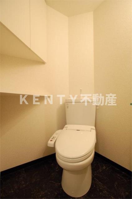トイレ　落ち着いた色調のトイレです