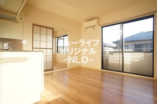 居室・リビング　隣の洋室間仕切りを開放して広々としたリビングに♪
