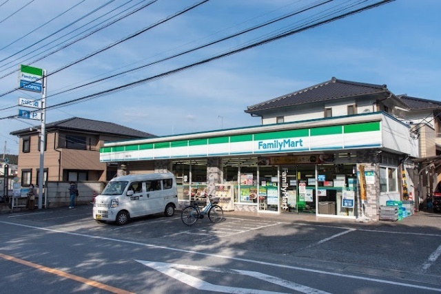 コンビニ　ファミリーマート青梅大門店（コンビニ）まで710m
