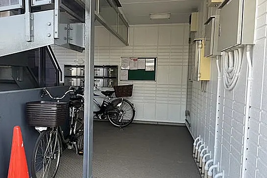 エントランス　重厚感のある建物デザイン♪