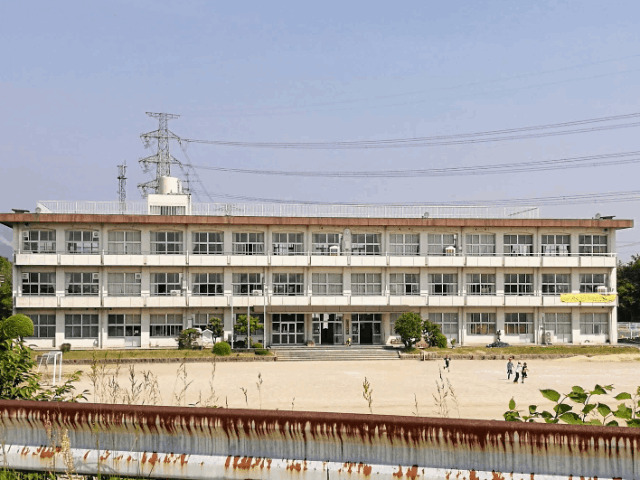 小学校　桑名市立多度北小学校（小学校）まで517m