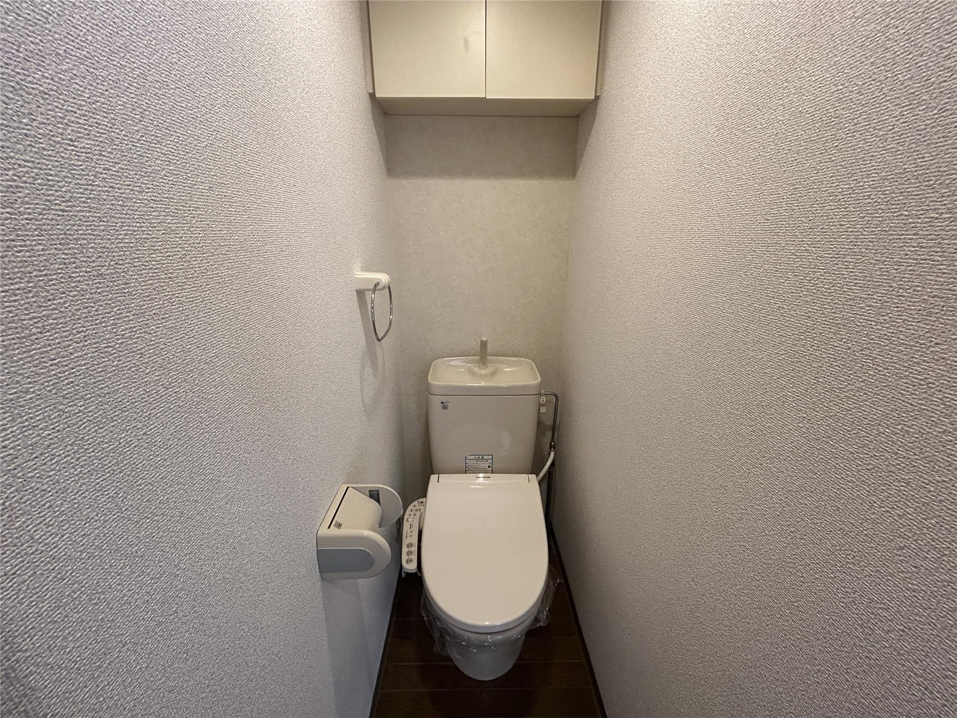トイレ　収納棚付きのトイレです(別部屋参考写真)