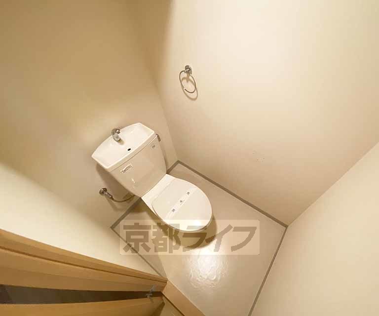 トイレ　白をベースとした落ち着いた雰囲気です