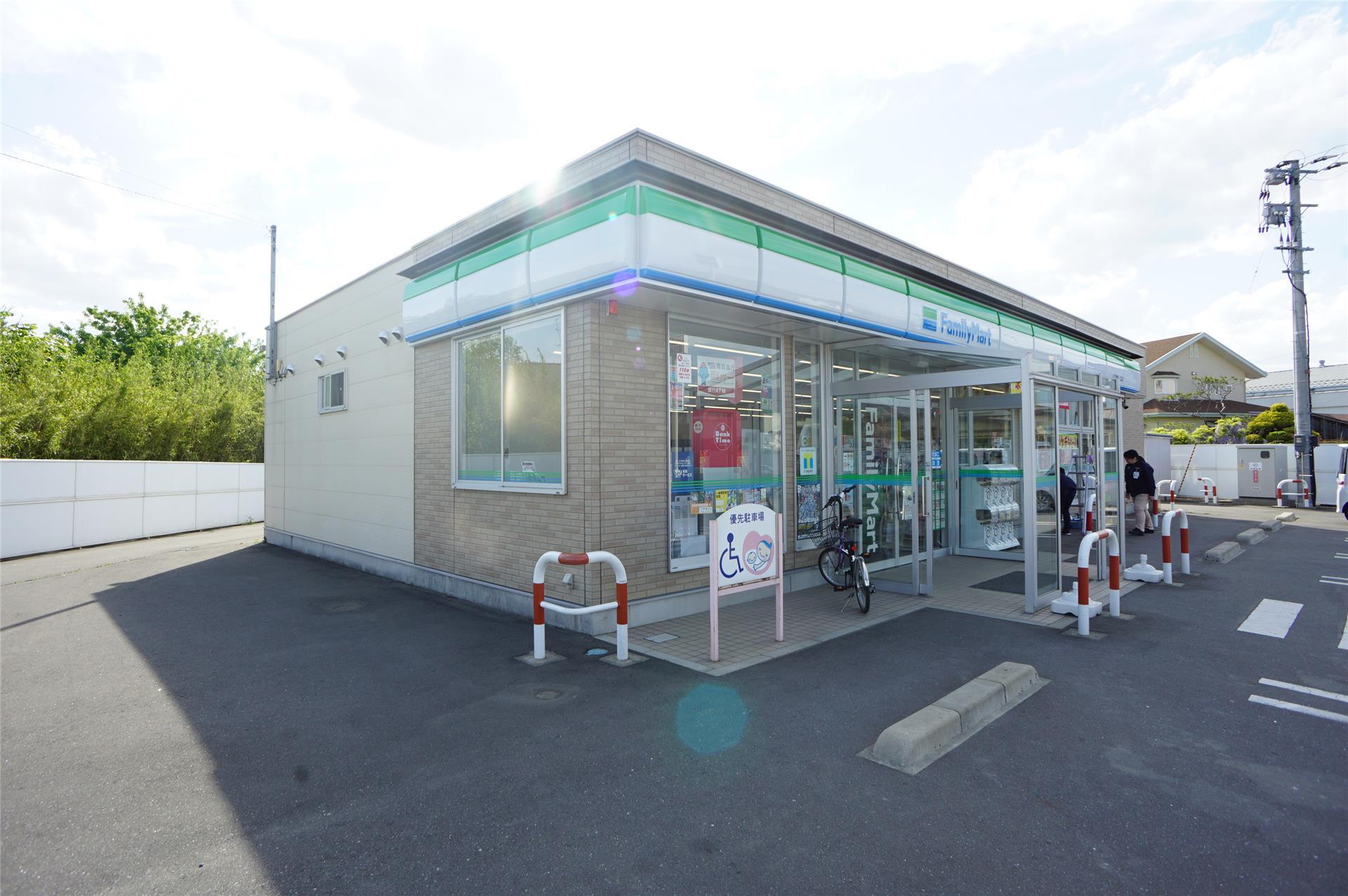 コンビニ　ファミリーマート八戸湊鮫ノ口店（コンビニ）まで175m