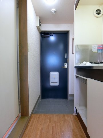 玄関　※室内写真は他のお部屋の参考写真です。