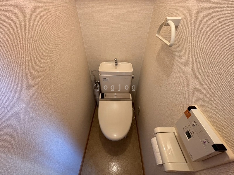 トイレ　嬉しい温水洗浄便座付きのトイレです。