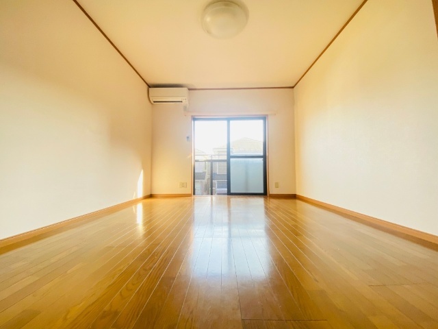 居室・リビング　同一建物内２０３号室内装写真転載