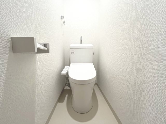 トイレ　落ち着いた色調のトイレです
