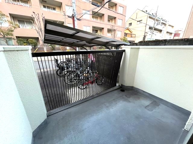 バルコニー　暖かな日差しのふりそそぐバルコニー
