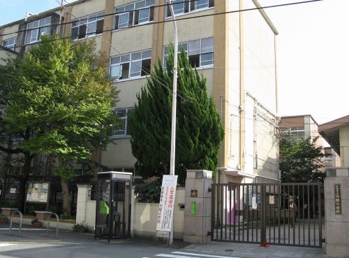 小学校　京都市立川岡小学校（小学校）まで736m