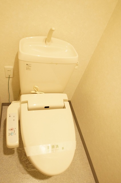 トイレ　落ち着いた色調のトイレです