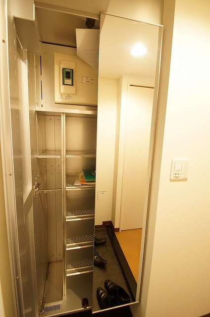 玄関　姿鏡付の玄関