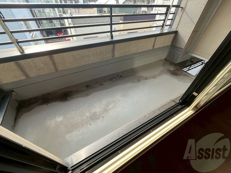 バルコニー　窓からの日光は気持ちを明るくしてくれますね！