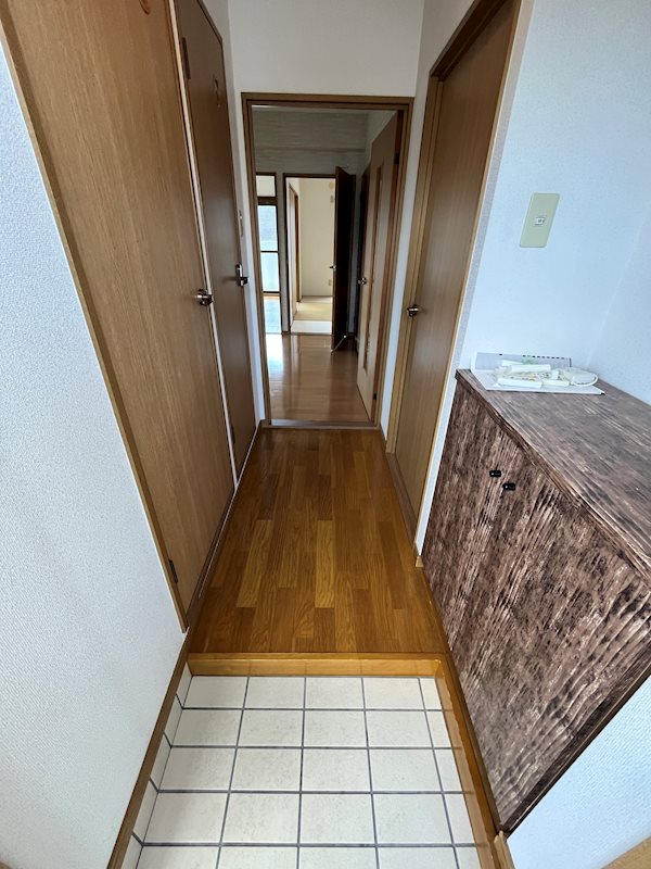玄関　同物件別部屋画像の為仕様が異なる場合がございます