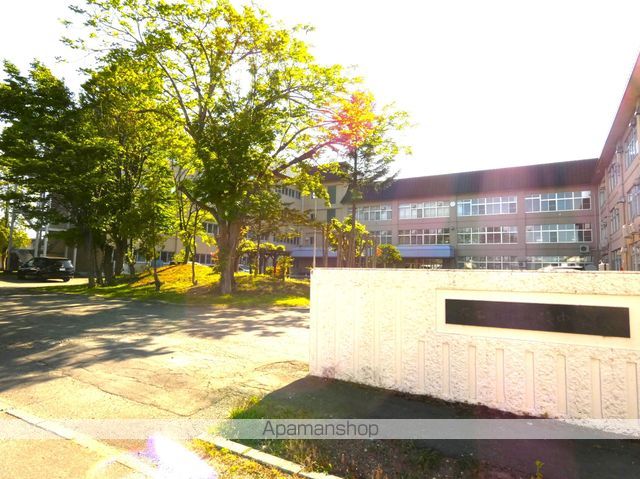 中学校　西陵中学校（中学校）まで900m