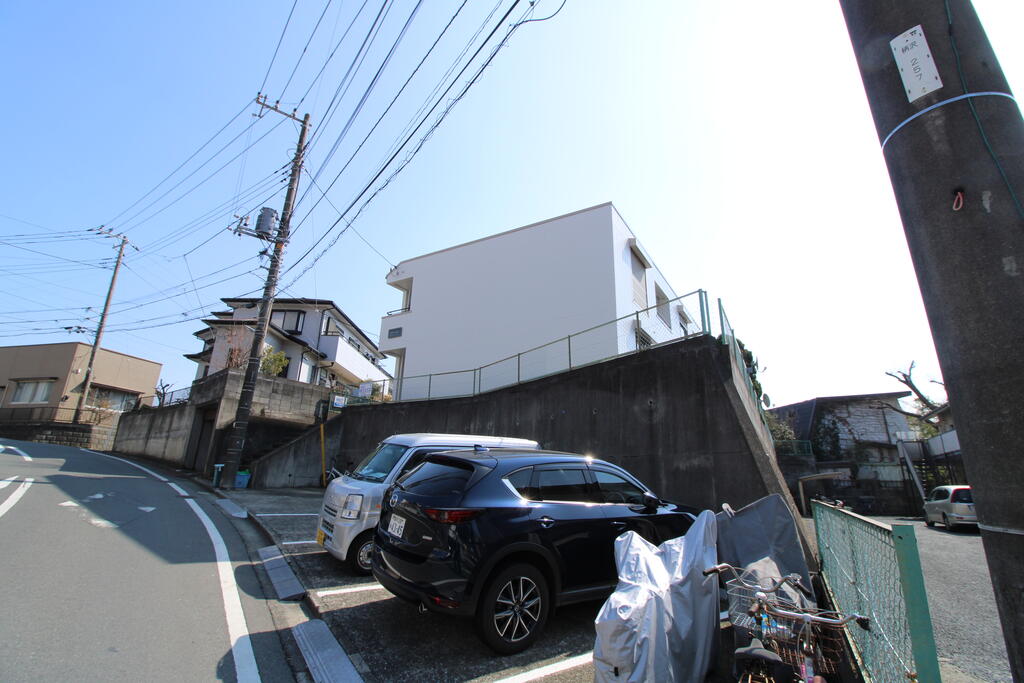 建物外観　高台に立地しているアパートです！！