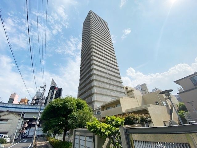 建物外観　駅を降りてすぐのタワーマンション