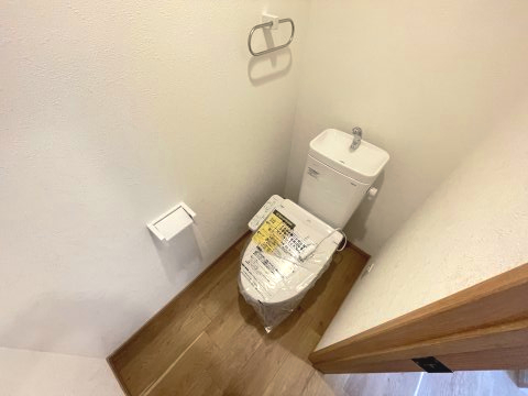 トイレ　落ち着いた色調のトイレです