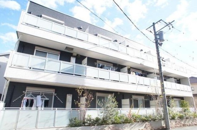 建物外観　３階建ての賃貸マンション