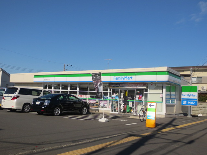 コンビニ　ファミリーマート 藤沢湘南台四丁目店（コンビニ）まで586m
