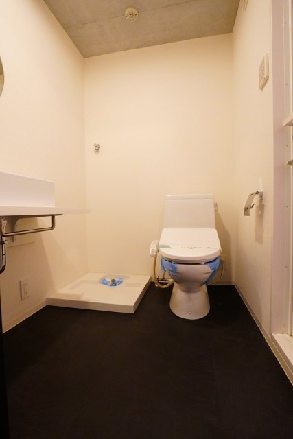 トイレ　落ち着いた色調のトイレです