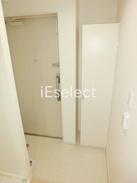玄関　玄関にはトールタイプのシューズボックス。