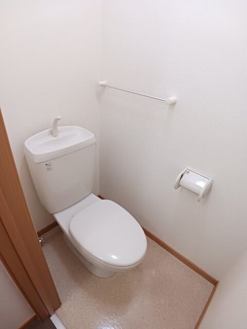 トイレ　落ち着いた色調のトイレです