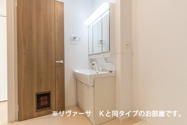洗面設備　ゆったりとスペースのある洗面所
